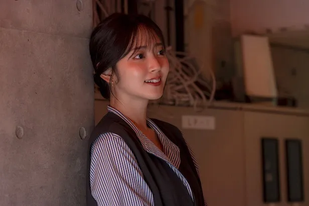 【写真】旬(八木勇征)のパフォーマンス姿にうっとりする愛衣(鈴木愛理)