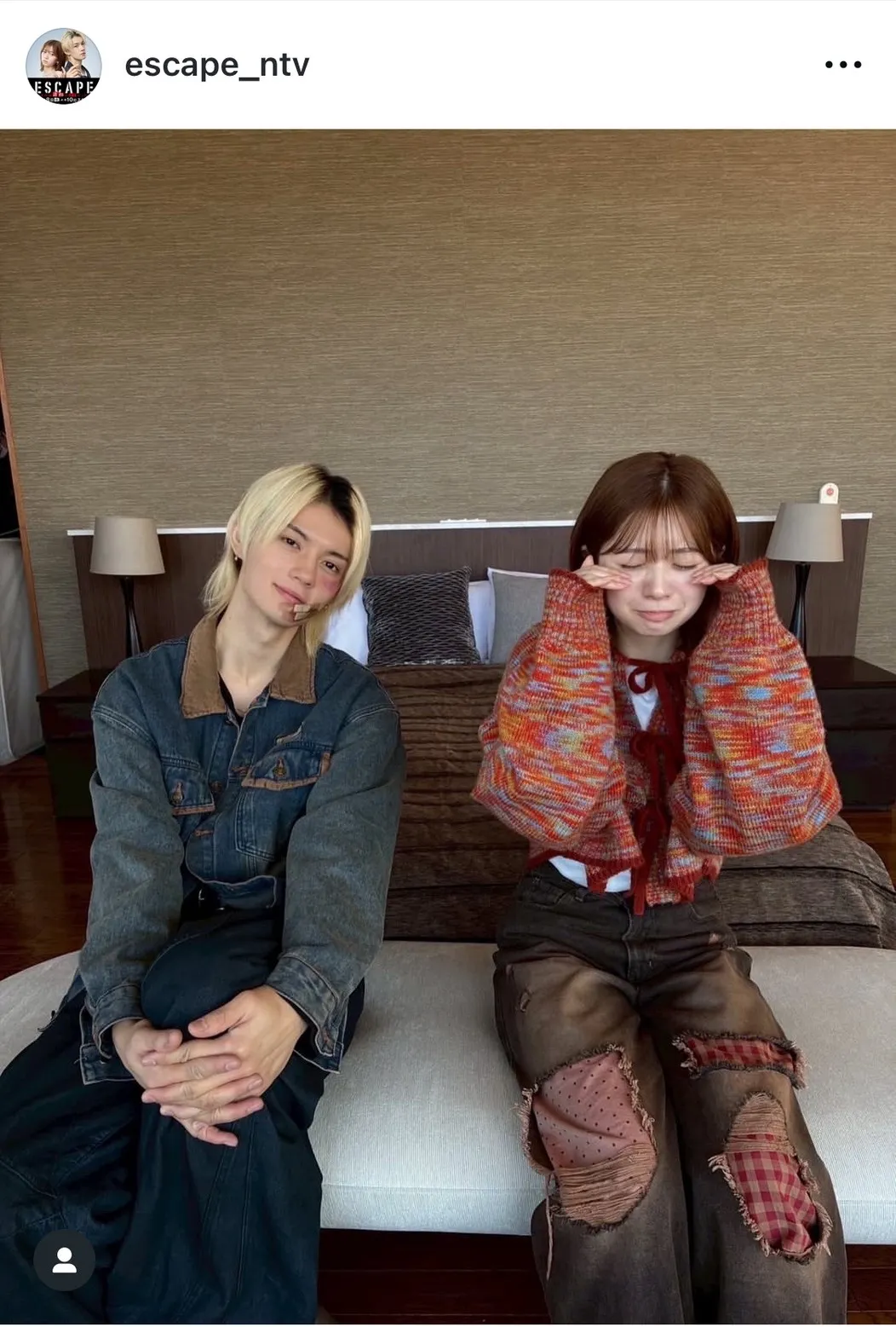 【写真】桜田ひより＆佐野勇斗、ベッドの上でツーショット