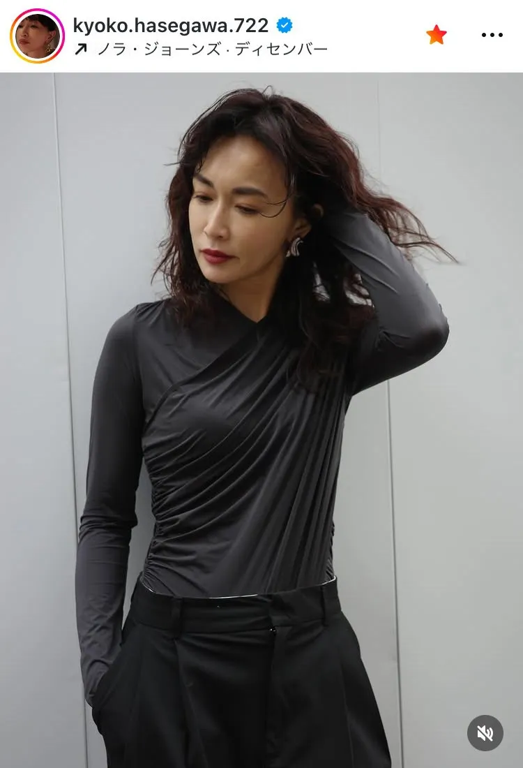 【写真】 長谷川京子、ギャザー入りのフィットしたトップス×パンツの黒セットアップフォト