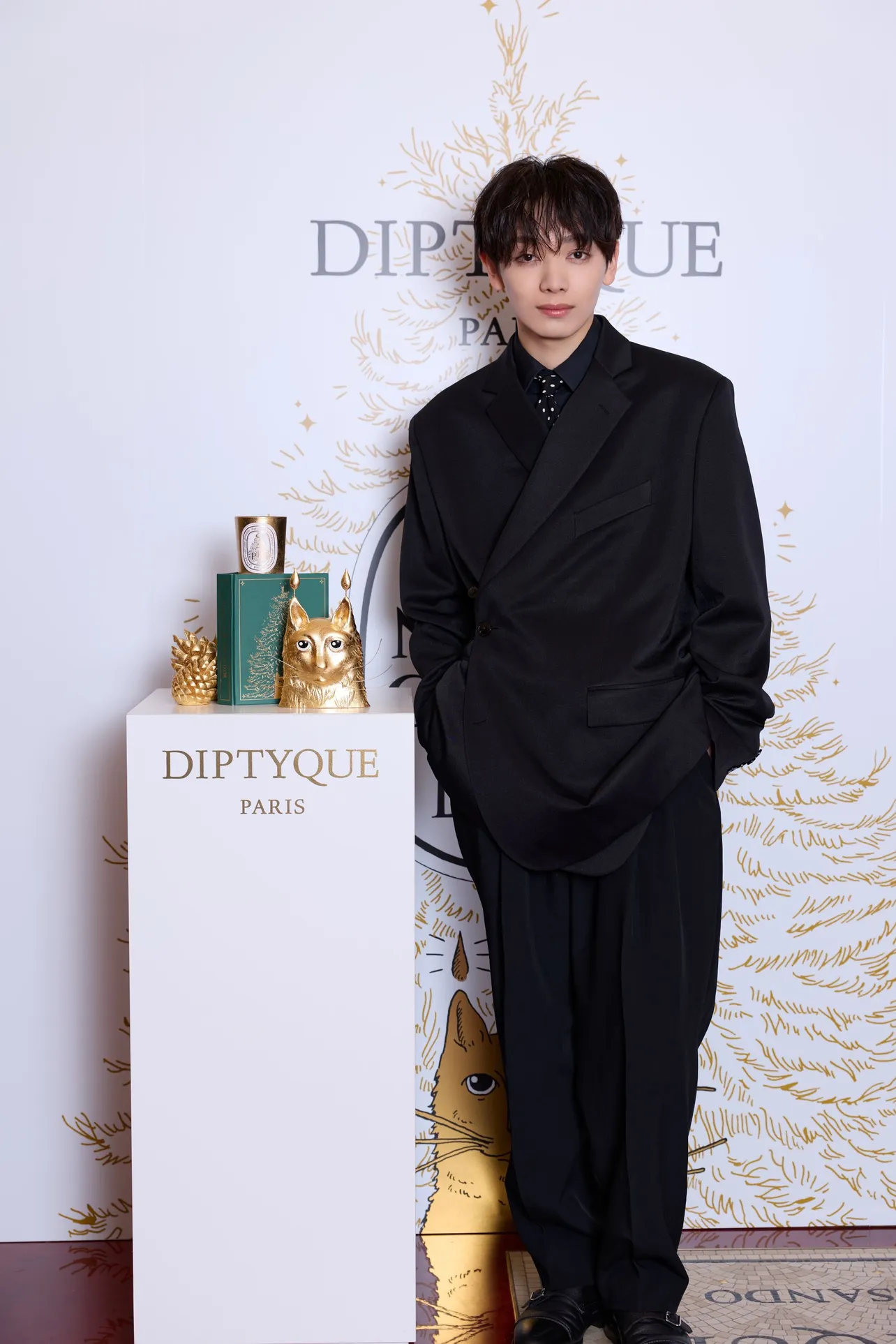 【写真】黒スーツ＆黒シャツに、ドット柄のネクタイがおしゃれな宮世琉弥