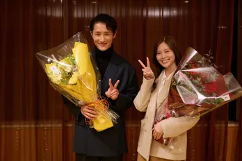 岩本照&白石麻衣、仲良くピースポーズでクランクアップ「次回作はロンドンへ連れて行って」<恋する警護24時 season2>