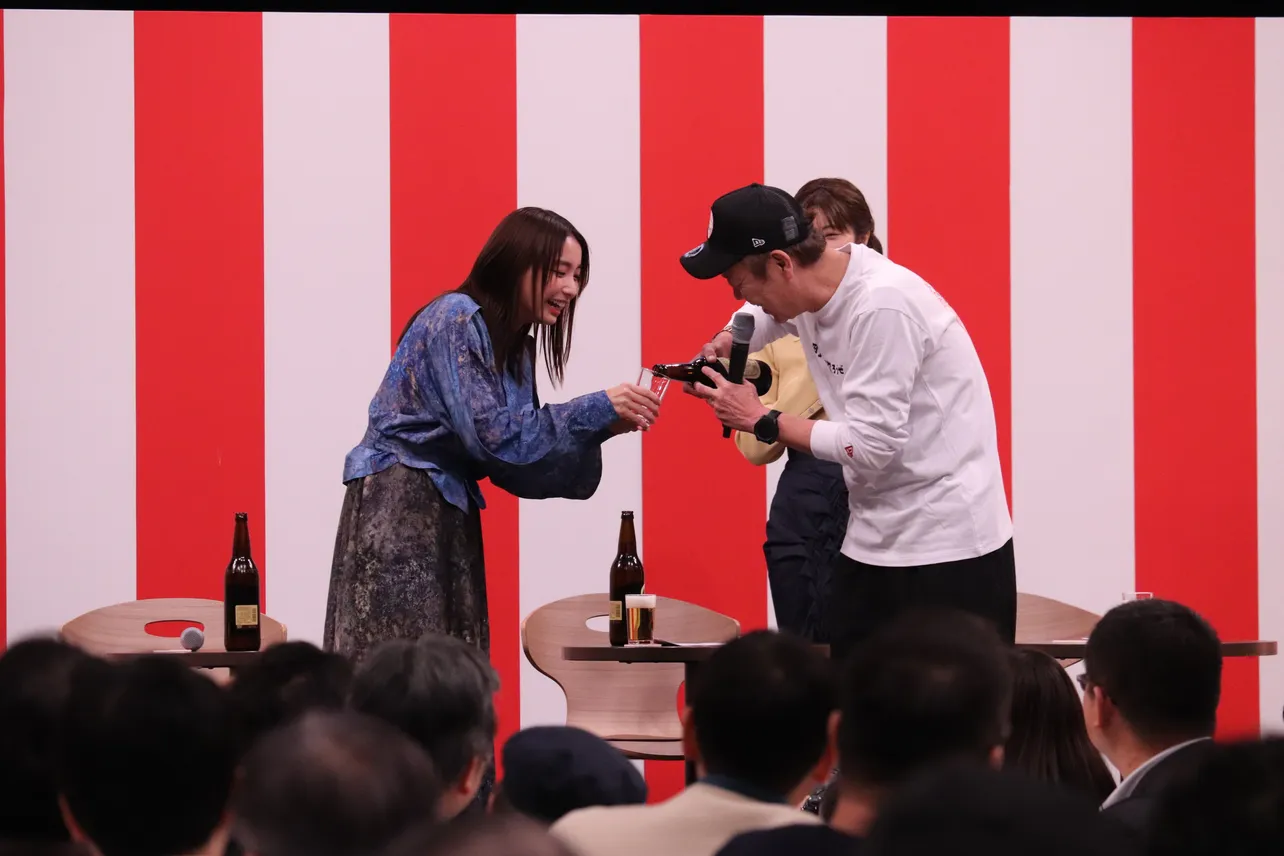 玉袋筋太郎は手酌しようとしていた坂ノ上茜を止め、最初の一杯を注ぐ