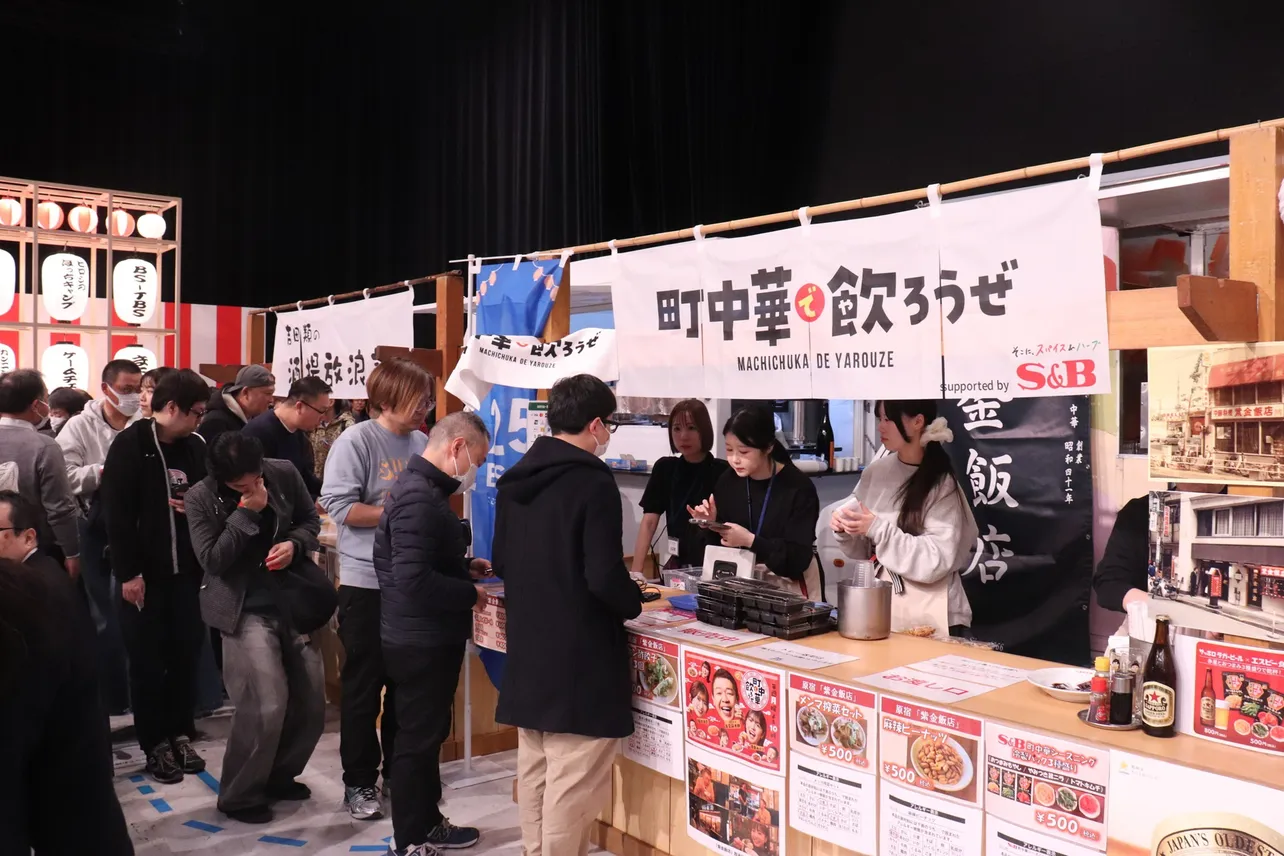 「吉田類の酒場放浪記」ブースと「町中華で飲ろうぜ」ブースは早速長蛇の列に