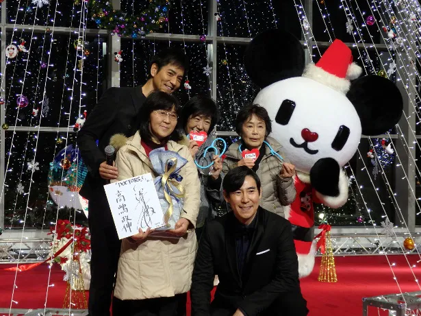 【写真を見る】番組特製グッズを沢村と高嶋から手渡してプレゼントされ、ファンも大喜び！