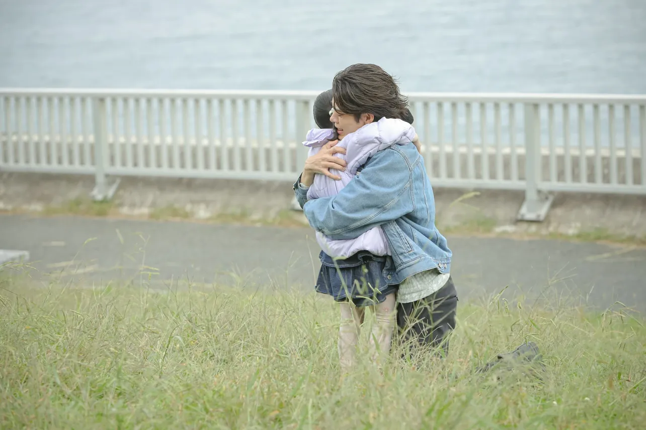 【写真】千石(松島聡)は愛梨(棚橋乃望)への思いがあふれ強く抱きしめる