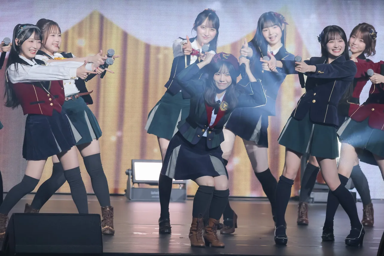 島崎遥香がサプライズ出演して「永遠プレッシャー」を披露