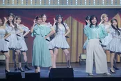 北川綾巴、松井珠理奈がAKB48現役メンバーと「パレオはエメラルド」を歌唱