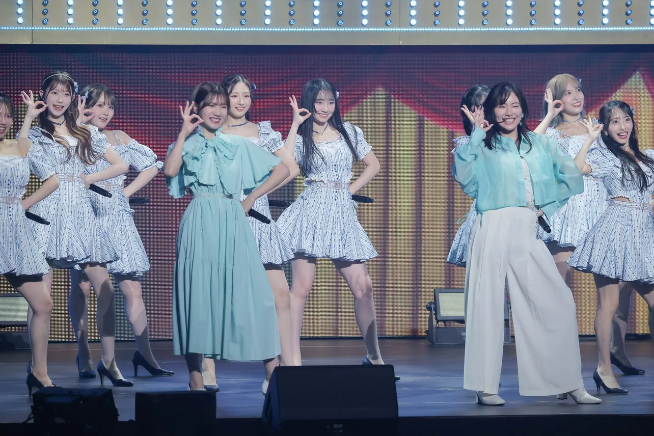 北川綾巴、松井珠理奈がAKB48現役メンバーと「パレオはエメラルド」を歌唱