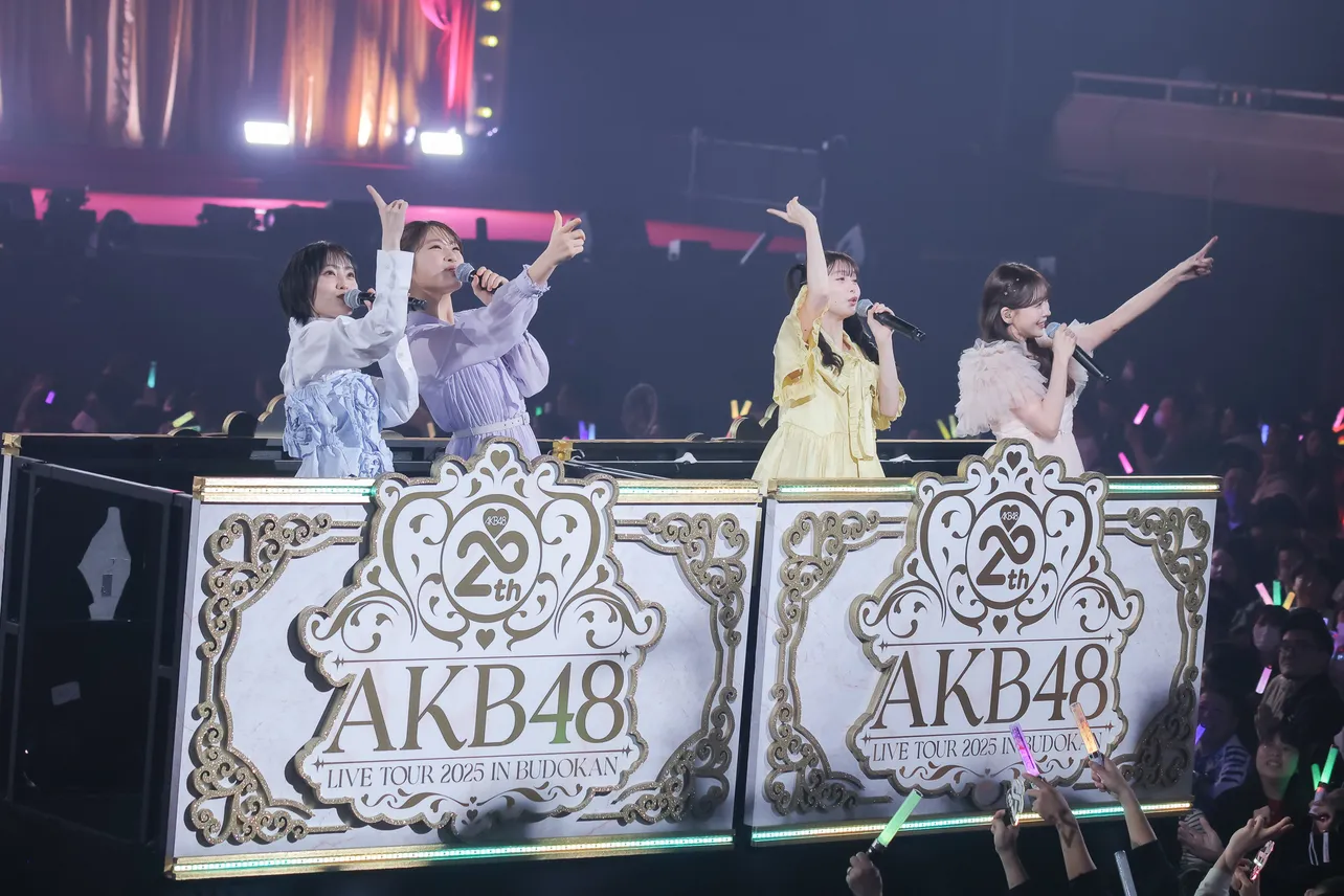 「ナギイチ」では山本彩、渋谷凪咲、市川美織、渡辺美優紀(写真左から)がトロッコで客席へ