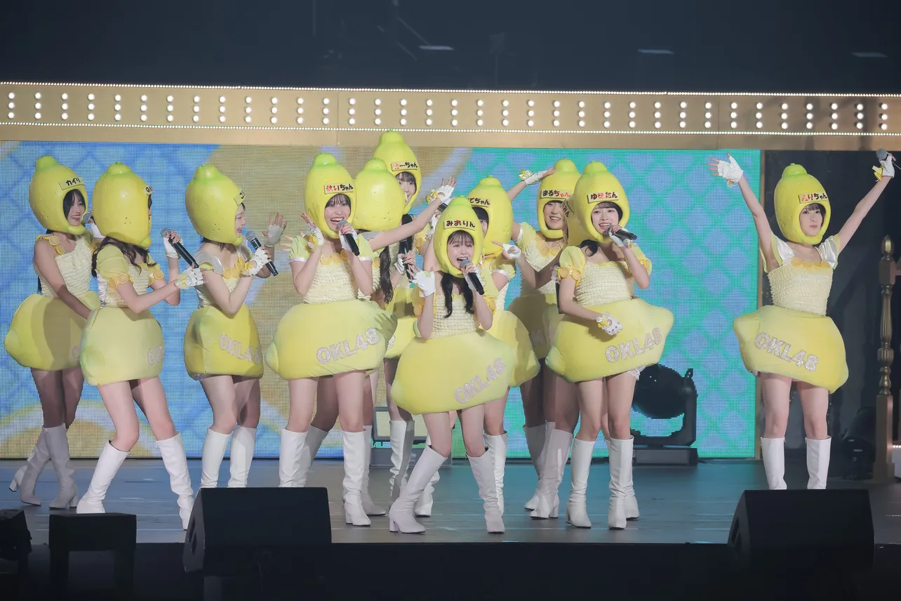 市川美織がAKB48現役メンバーと楽しそうなステージを見せる
