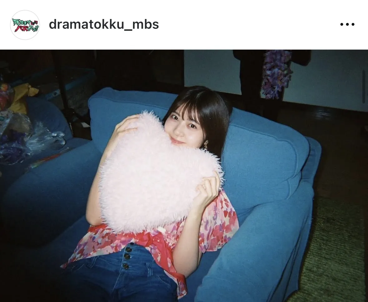 ハートのクッションを抱える星乃夢奈