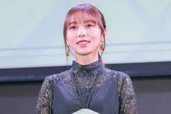 与田祐希、カメラを持ってほほ笑むスマイルショットに「ツインテール最強」の声<死ぬまでバズってろ!!>