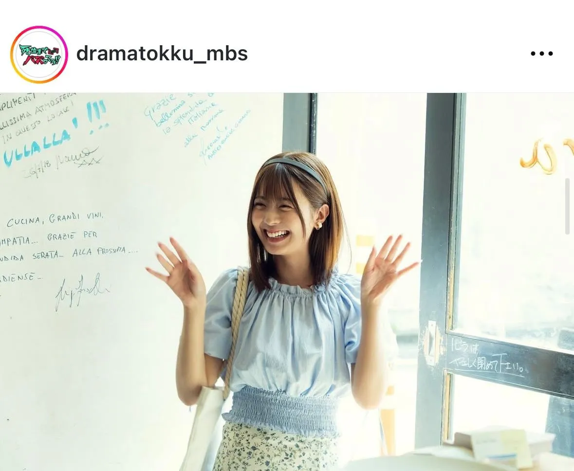 かわいく両手を振る星乃夢奈