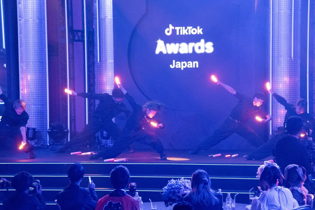 パフォーマンスを披露した、ゼロから打ち師始めます。