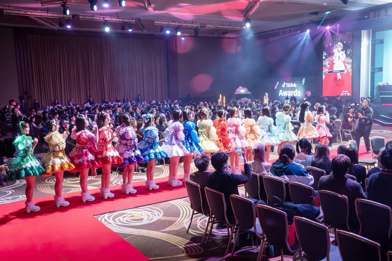 AiScReam、CUTIE STREET、超ときめき宣伝部が一列に並んでスペシャルコラボ