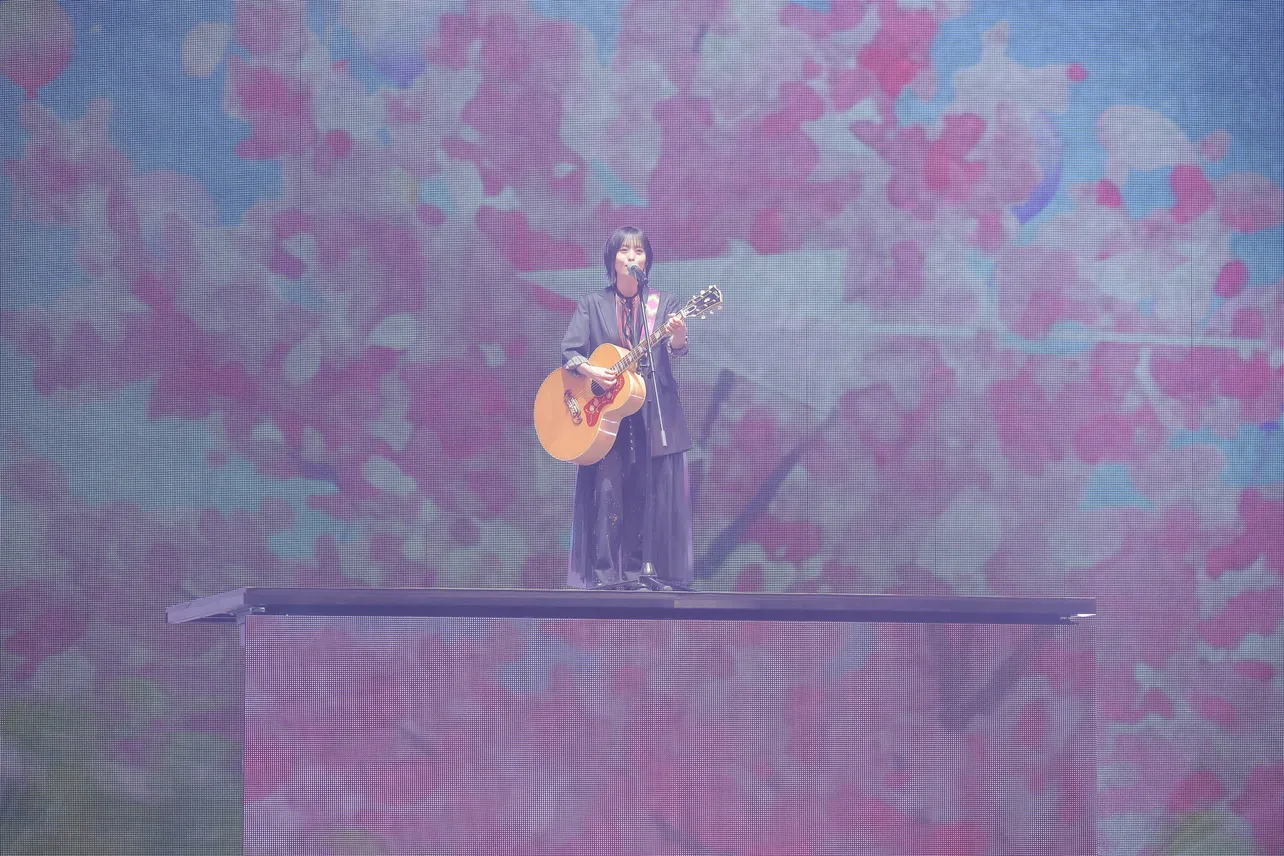 山本彩が「365日の紙飛行機」でギターを生演奏