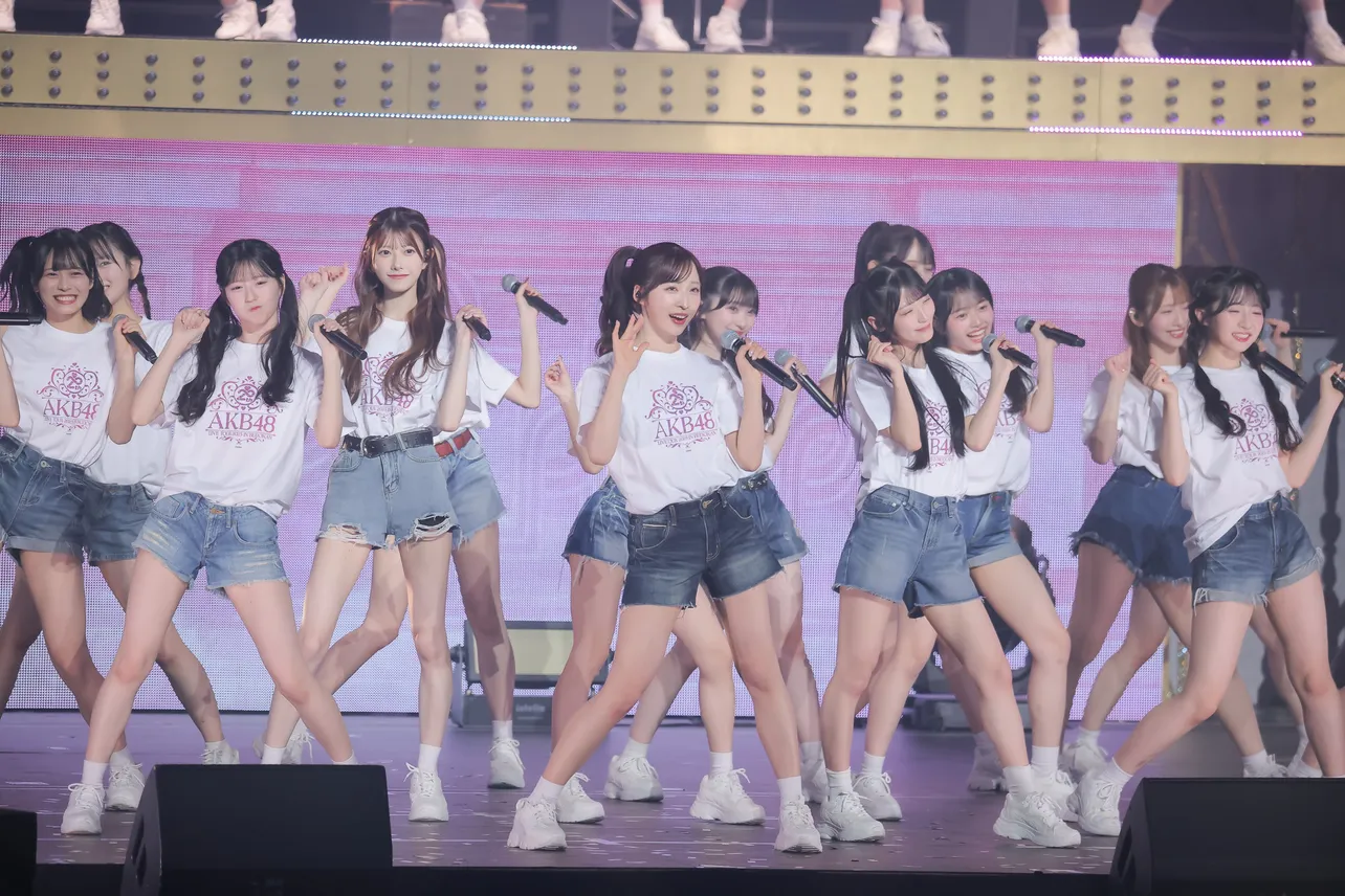 AKB48現役メンバーがアンコールにTシャツ&デニムショーパン姿で登場