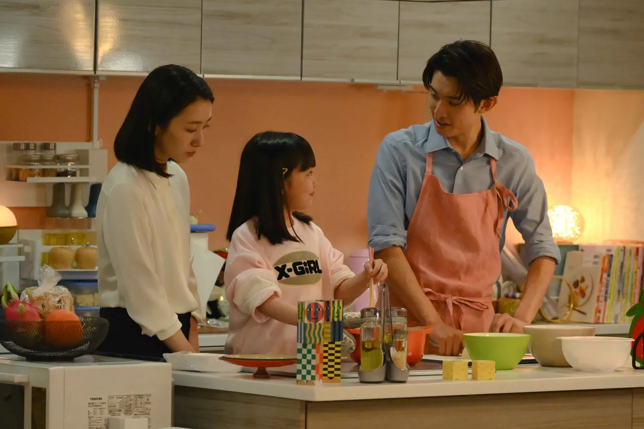 (写真左)薫(波瑠)が(写真中央)いろは(筒井真理子)を守るためにある決断をする