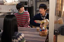 白鳥玉季“ほたる”の自作ギターを及川光博“玄一”と手越祐也“索”がベタ褒めする姿が胸熱「家族すぎる」の声<ぼくたちん家>