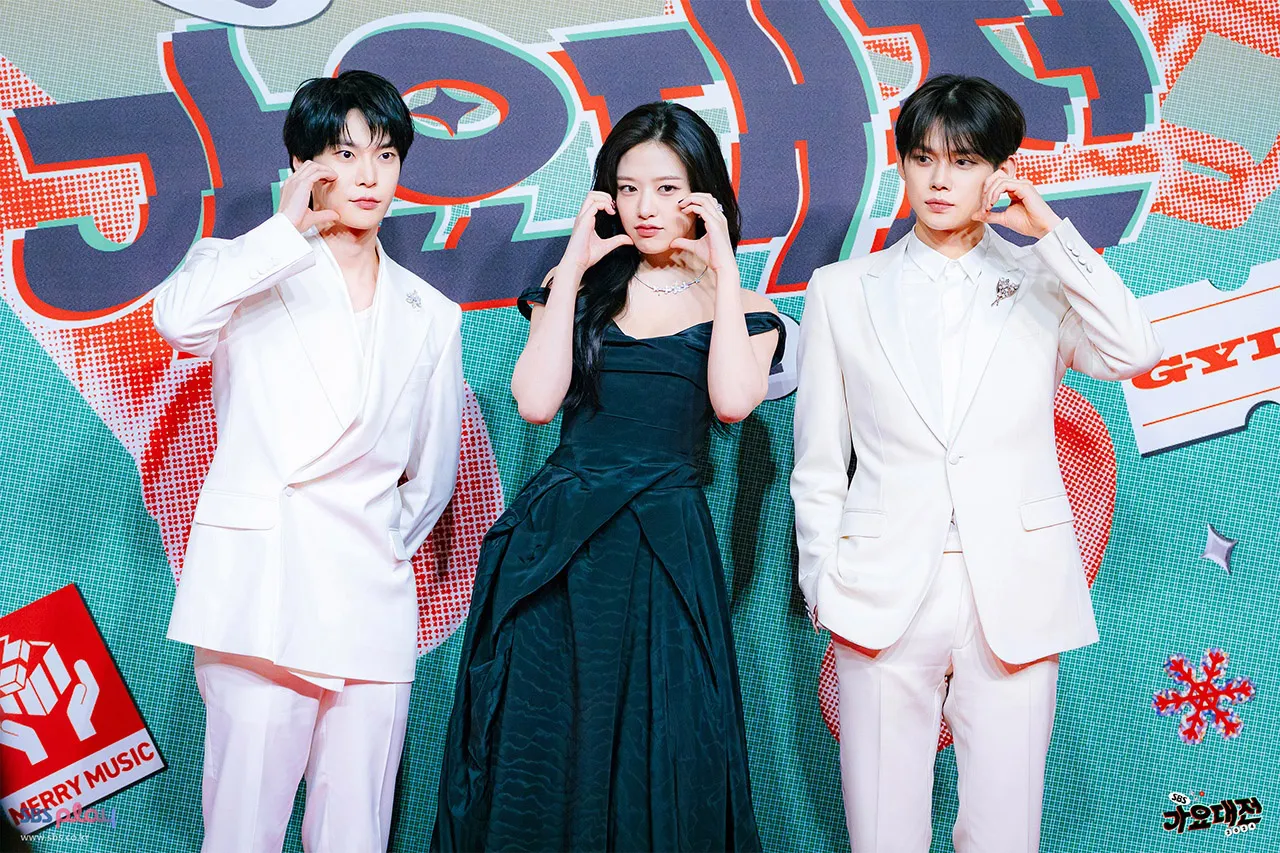 「2024 SBS歌謡大典」でMCを務めたNCTのドヨン、IVEのアン・ユジン、TXTのヨンジュン(写真左から)