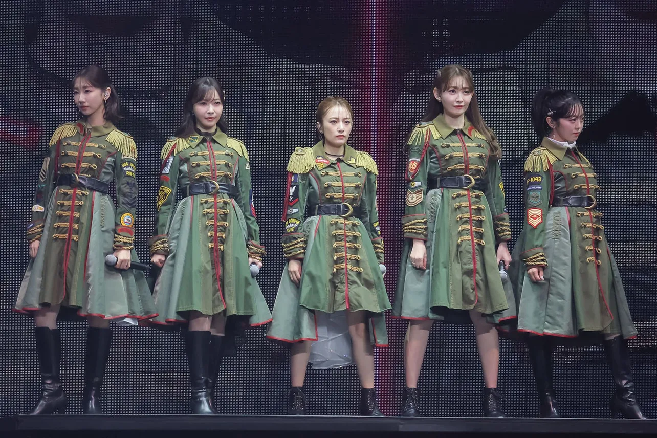 1曲目から高橋みなみ、小嶋陽菜、峯岸みなみ、柏木由紀、指原莉乃が登場