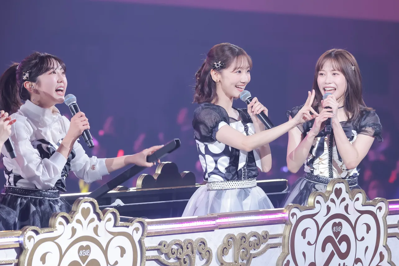 トロッコに乗って客席に手を振る峯岸みなみ、柏木由紀、横山由依(写真左から)