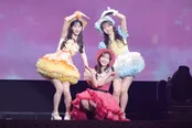 指原莉乃(写真中央)がフリフリ衣装を着てソロデビュー曲「それでも好きだよ」を八木愛月(同左)、秋山由奈と披露