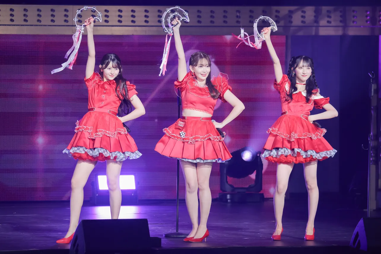 久保姫菜乃、小嶋陽菜、長友彩海で「ハート型ウイルス」を歌唱