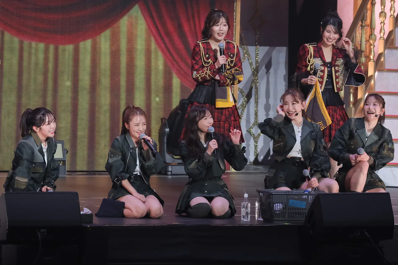 「根も葉もRumor」を終えたOGたちは座り込んで酸素ボンベに手を伸ばした