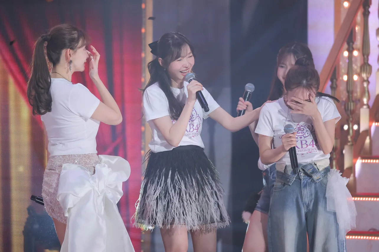 高橋みなみが泣いている横で小嶋陽菜も目元を拭う