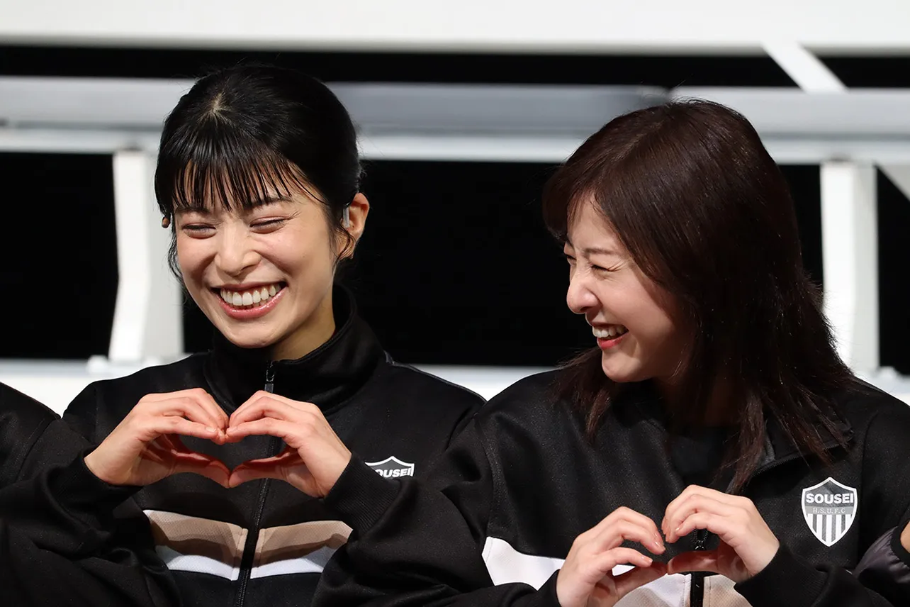 【写真】さとうほなみの方を向いて爆笑する吉高由里子