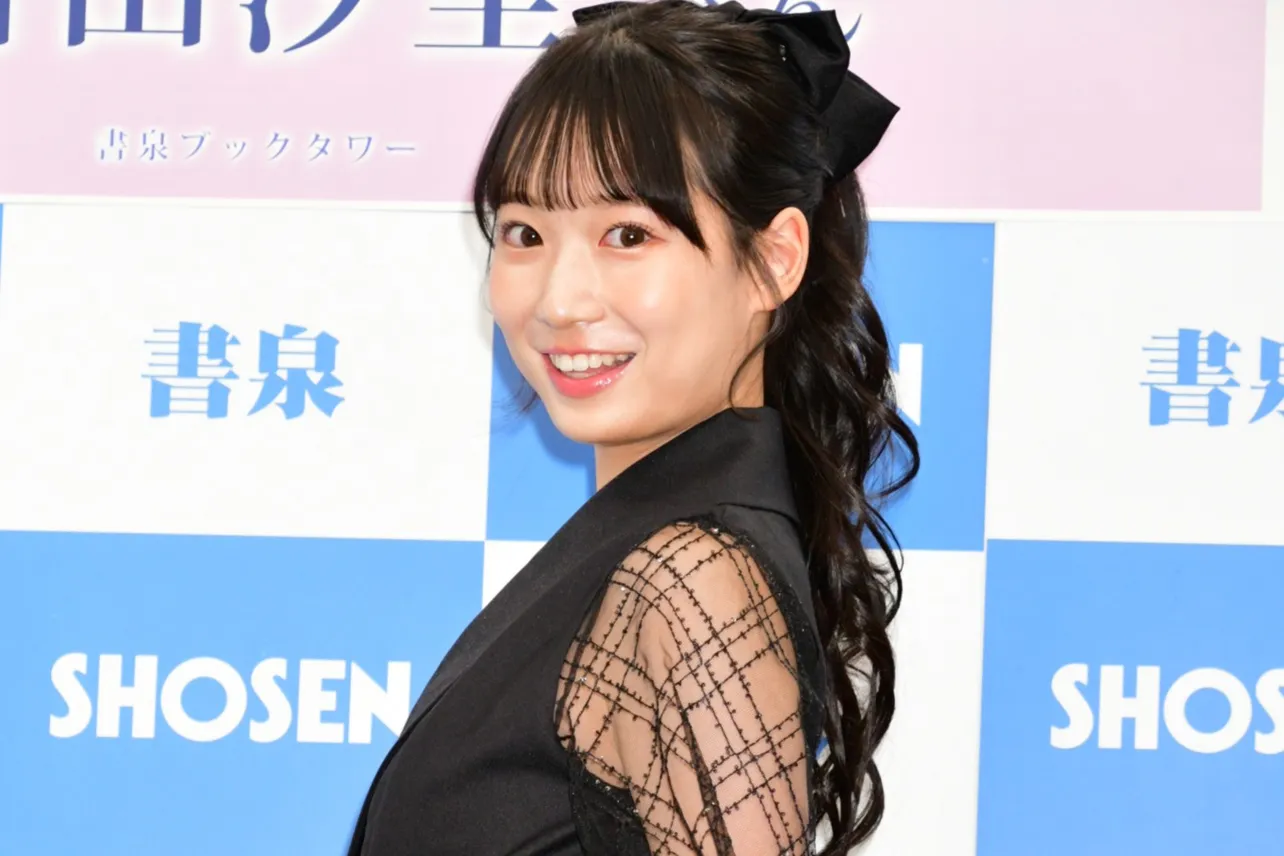 百田汐里がカレンダーの発売記念イベントを開催