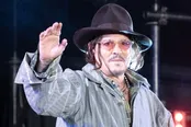 大きな歓声と拍手で迎えたファンに手を振るジョニー・デップ