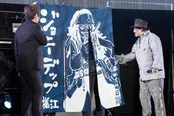【写真】「ジョニー・デップ様江」と書かれた“ジャック・スパロウ暖簾”に近づき笑顔を見せるジョニー・デップ