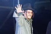 手を振ってステージを立ち去るジョニー・デップ
