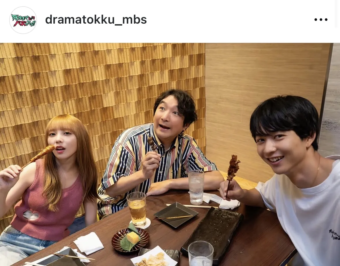 焼き鳥を食べる与田祐希&鈴木仁&池田鉄洋