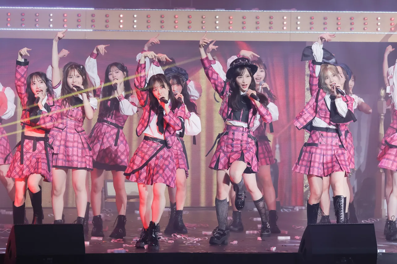 武道館公演のフィナーレとなるWアンコールは現役メンバーによるパフォーマンス