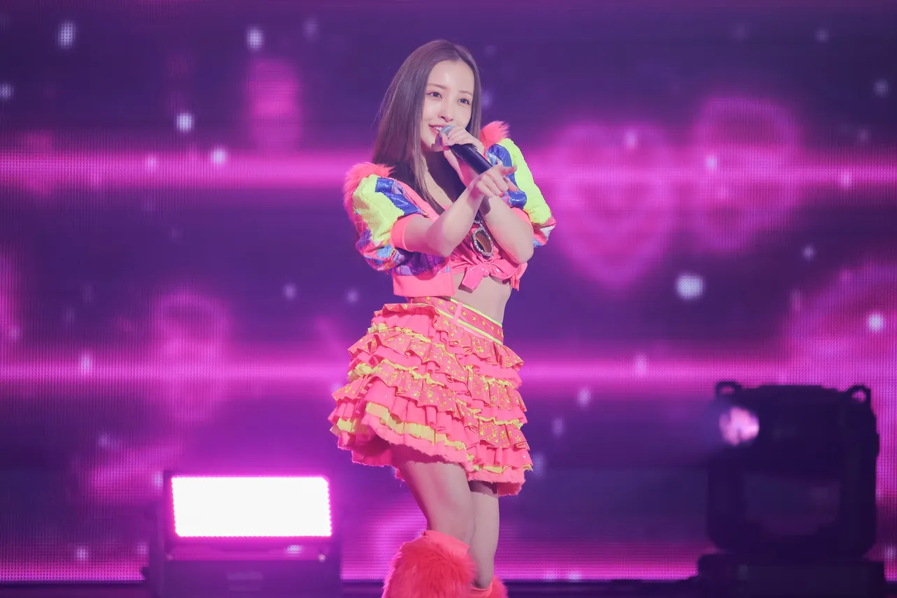 板野友美がユニットパートで「ツンデレ!」をパフォーマンス