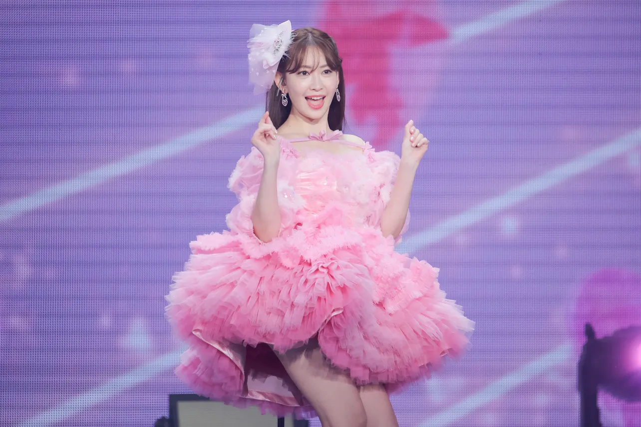 小嶋陽菜が美脚を披露しながら「ハート型ウイルス」を歌唱