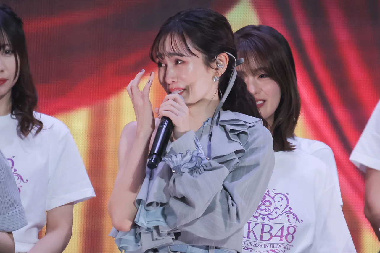 号泣しながら20周年への思いを語る前田敦子