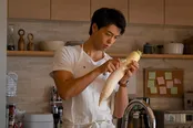 おでんを振る舞うため大根の皮を剥く勝男(竹内涼真)