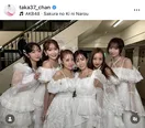 【写真】1期生6人が1曲目から白ドレスで登場「あっちゃんの卒コン思い出した…」の声も