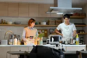 【写真】キッチンで並んで料理をする鮎美(夏帆)と勝男(竹内涼真)