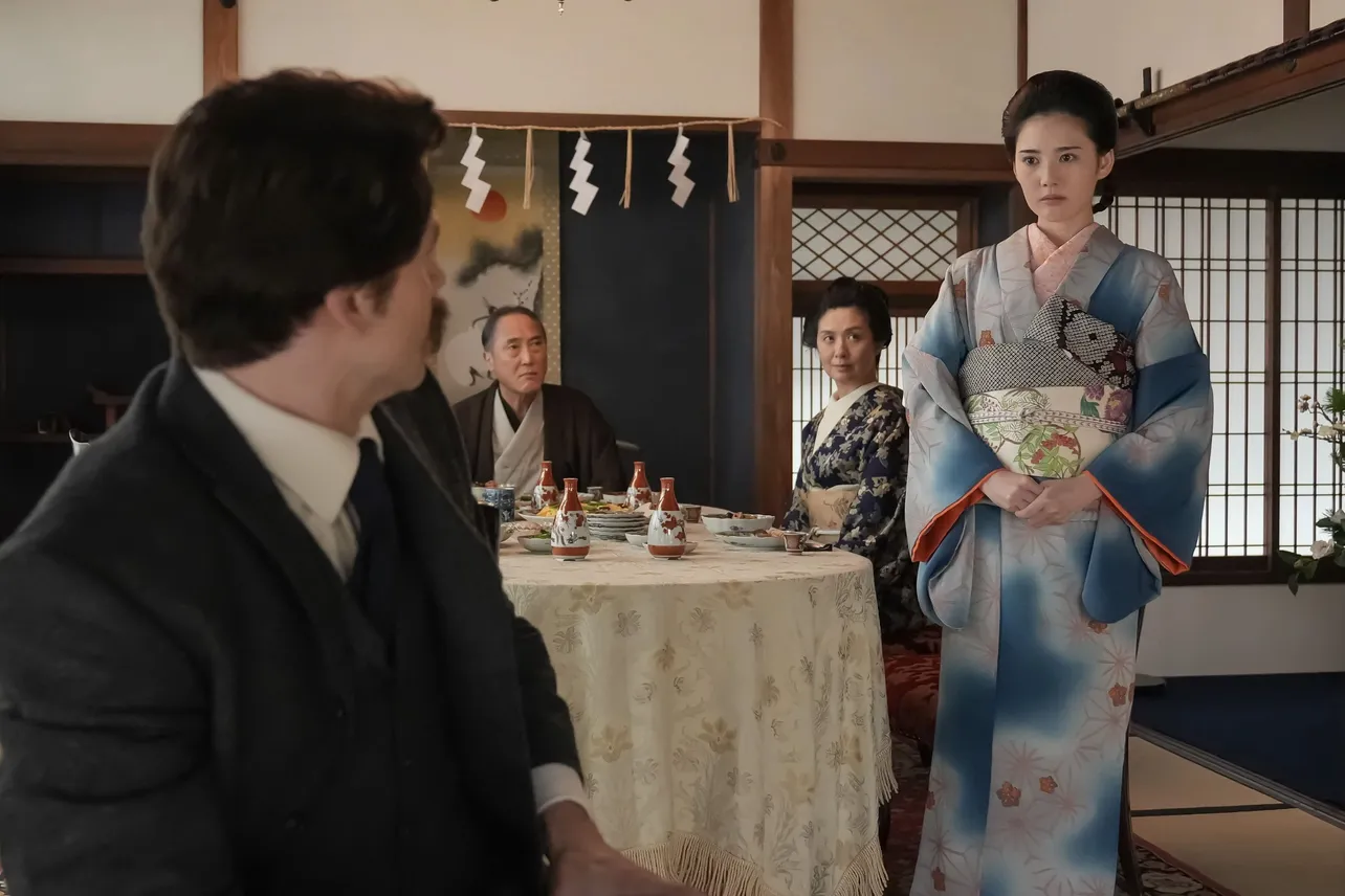 リヨの“攻め”の手料理アピールが止まらない、快気祝いパーティー開催 「ばけばけ」第52回より