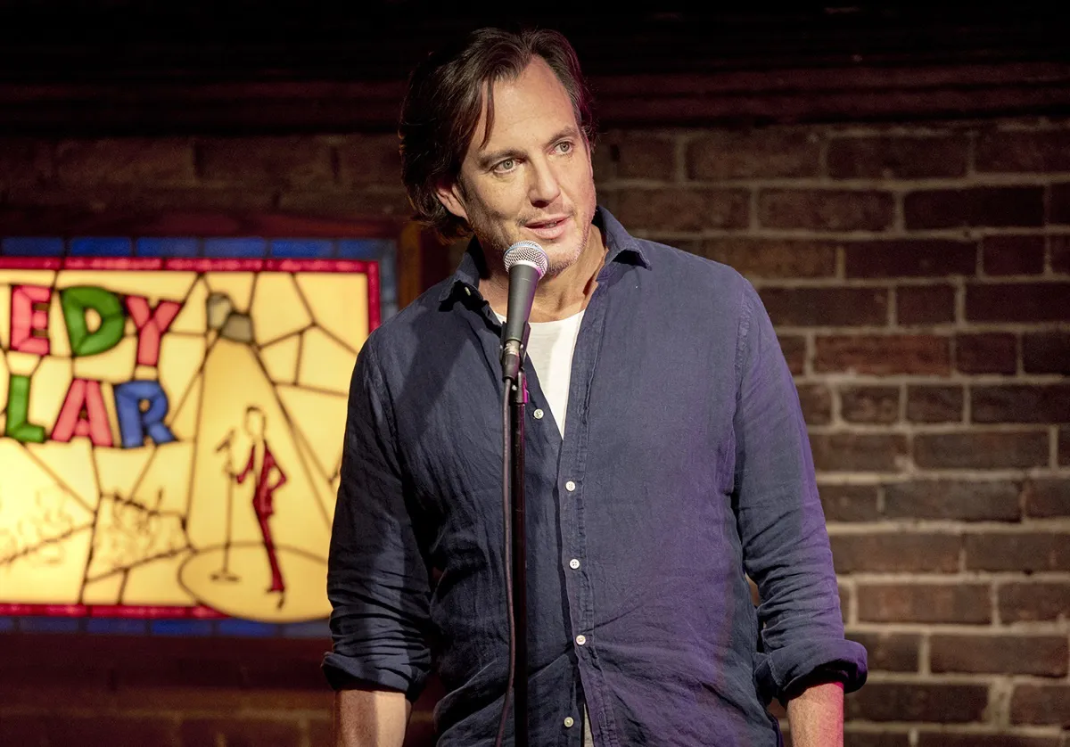 【写真】コメディクラブの舞台で緊張気味のアレックス(ウィル・アーネット)…ここから新たな人生が幕を開ける