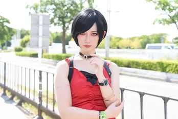 「バイオハザード」エイダに扮するコスプレイヤー「目線やしぐさにこだわり“妖艶さの中にある力強さ”を表現」＜TGS2025＞