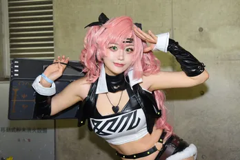 タイトな衣装を着こなす「ゼンゼロ」コスプレイヤー「試行錯誤しながら作ったウイッグと鞄を見てください」＜TGS2025＞