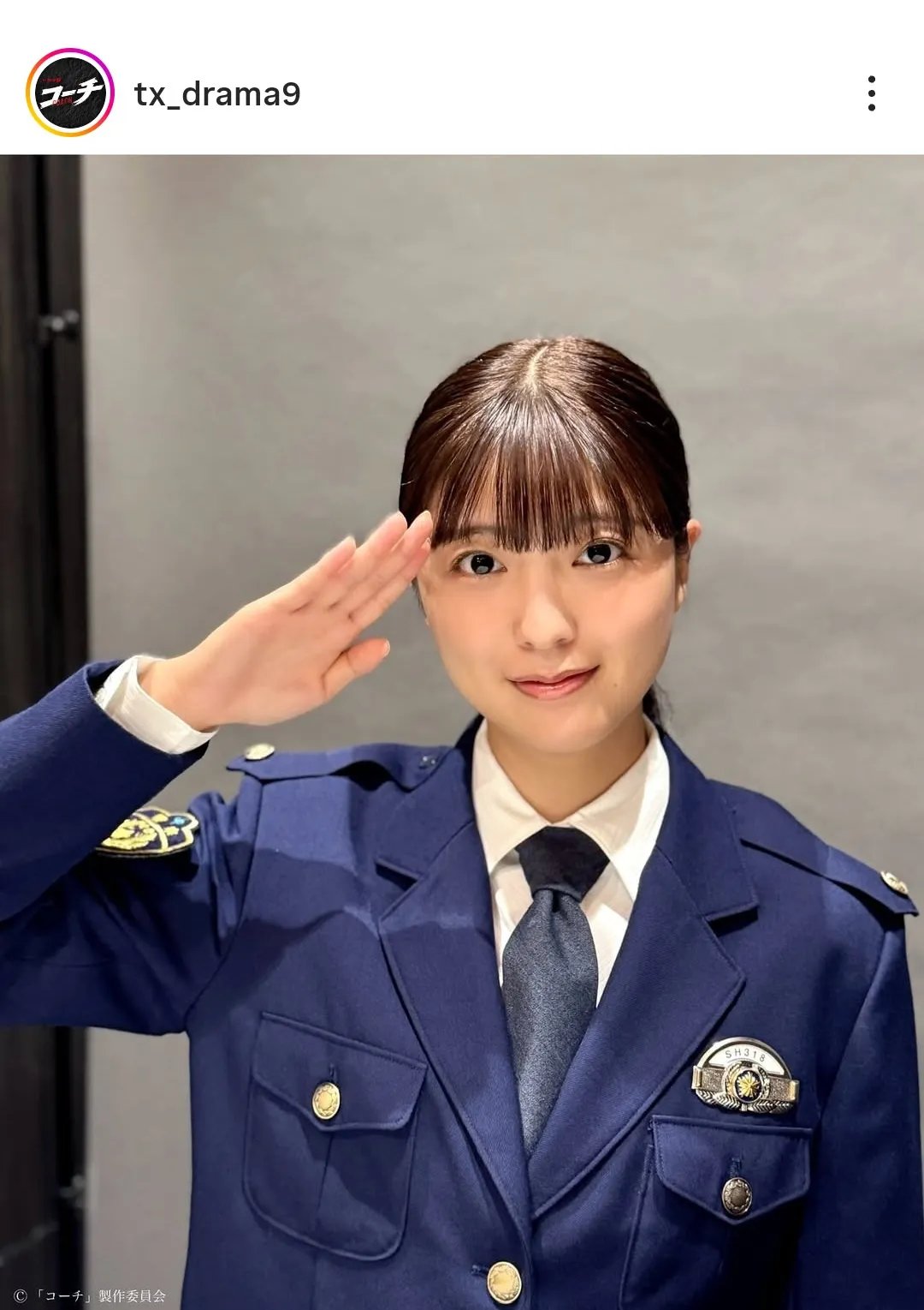 工藤美桜、かわいすぎる制服姿で敬礼！
