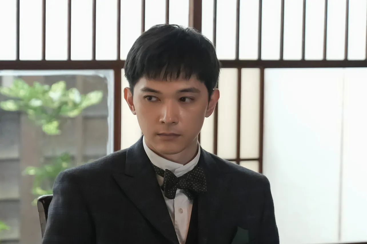 【写真】錦織(吉沢亮)はヘブン(トミー・バストウ)の知られざる過去に衝撃を受ける