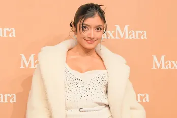 ローラ、ダウンにトップスを捲り上げ鍛え抜かれた美腹筋&へそ出し姿に「かっこいい」「世界一綺麗」の声